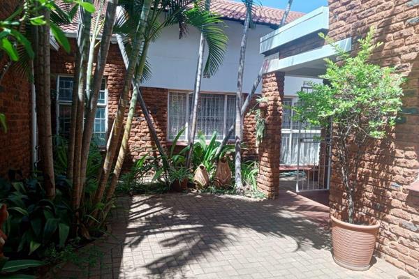 A three-bedroom townhouse for sale, in Mokopane Central within walking distance to Basic Amenities. 
This lovely pet simplex with a ...