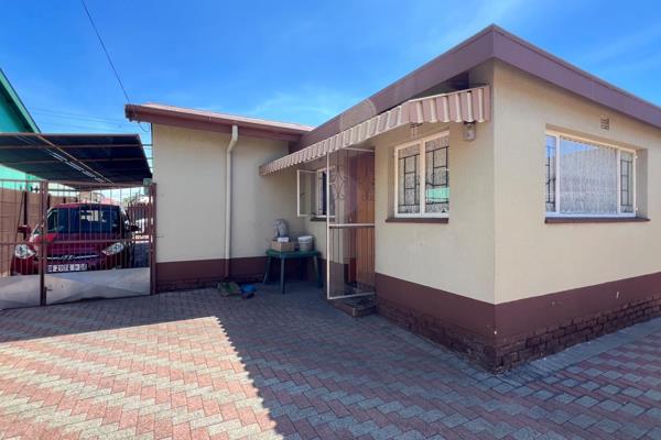 This spacious 4-bedroom, 2-bathroom home in Krugersdorp West offers comfort and ...