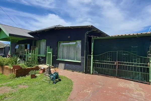 This 4 bedroom property is the perfect opportunity for investments. This property offers: 
-4 bedrooms 
                        *2 of ...