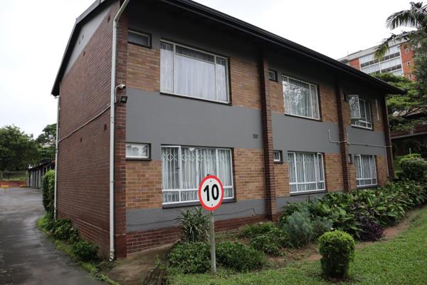 Fully tiled 2 bedroom ground floor flat with built in cupboards and ceiling fans. ...