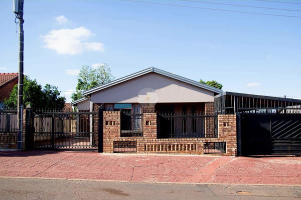 Welcome to this beautifully maintained 3-bedrom home is nestled in Township of Soshanguve 012..
This stunning 3-bedroom home offers a ...