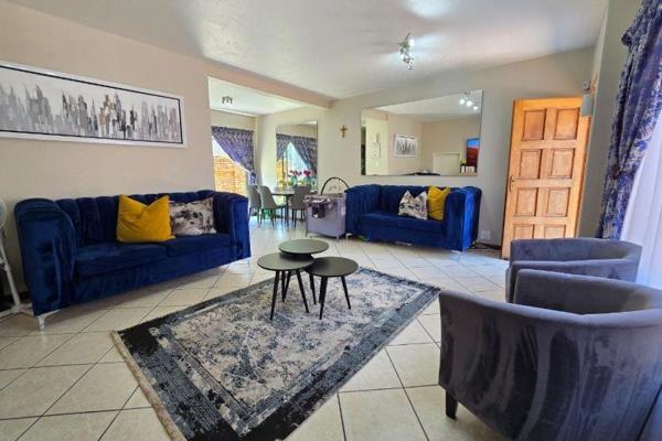 Lovely 3-Bedroom Townhouse in the Desirable Tuscan Gardens, Alberton North

Discover ...