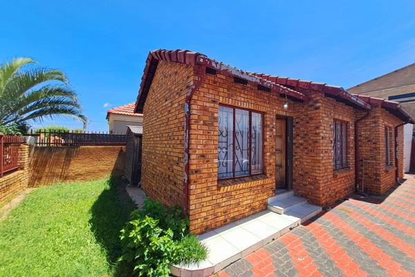 3-Bedroom
2.5- Bathroom
1-Carport
Pet friendly.
No Loadshedding area
No Prepaid and metered water
Modern Property