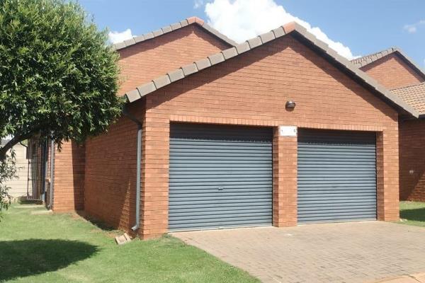 A 3 BEDROOM APARTMENT IN CHANTELLE (AKASIA)  IS UP FOR SALE FOR R899 000

The apartment features:
3 bedrooms
3 bathrooms
Kitchen
Sitting room

The apartment is in a well secured area.