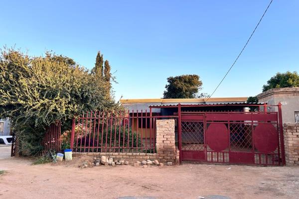 Great opportunity s unleashed with this 3 bedroom with 4 outside rooms 

The property offers the following:

Yard size: 495m2 ...