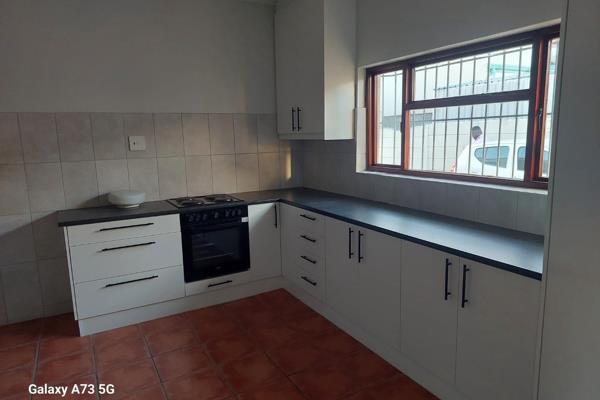 This spacious 3-bedroom house, located in the desirable area of Parow, offers a comfortable and convenient living experience. Located ...