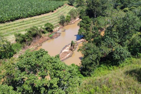 Lovely piece of land  next to the Groot Letaba river. 
The views from this piece of land goes into the distant mountains surrounding ...