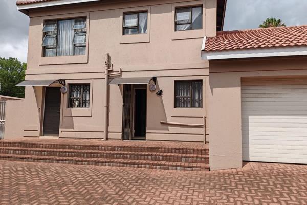 Townhouse DUPLEX With garden- LOW LEVY

A lovely 3 bedroom duplex in edenvale Central and close to all amenities and CHeckers at VR ...