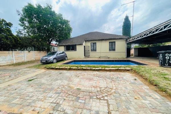 Exceptional 6-Bedroom Family Home with 3 Cottages &amp; Rental Income Potential in Germiston

Located in the heart of the ...