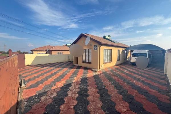 3 Badroom house for Rental in soshanguve vv
2 Bedroom
2bathroom
1 living
1 kitchen 