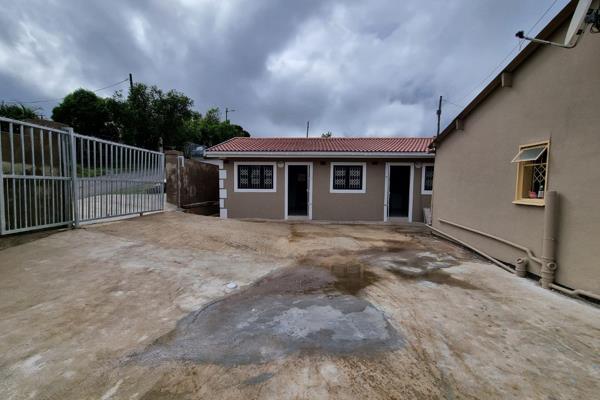 2 bedroom semi detached simplex with 2 x 2 bedroom outbuilding flat let&#39;s.

Main building 

Open plan lounge and dining room ...