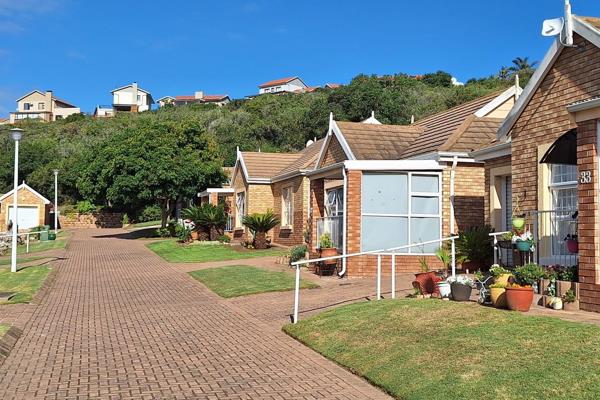 This cozy home is situated in the retirement complex in central Groot-Brakrivier which also has a frail care unit and dining room.  The ...