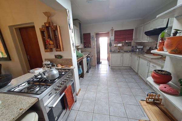 Sinoville extremely neat and spacious 3 bedroom house for sale with and spacious open plan  Family/TV Room, Braai room, Dining room ...