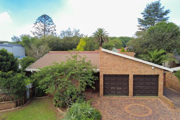 Nestled in the secure and sought-after complex of Calbra Corner, this delightful cluster home in western Benoni is a testament to ...