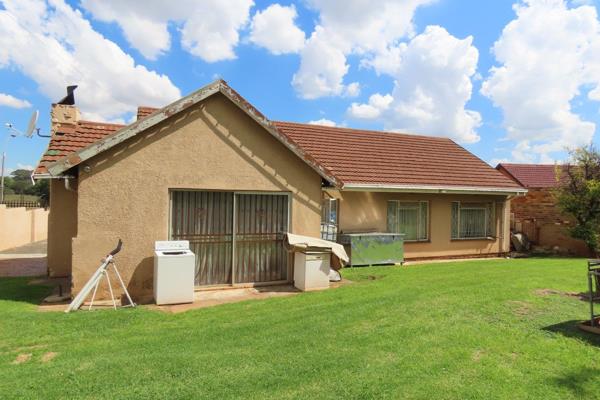 Lounge, Tiled open plan dining room, large family room,
Large family room.
Fully ...