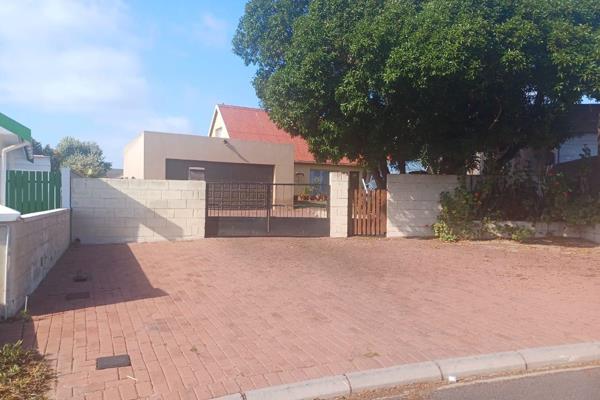 Welcome to your forever home in Saldanha,
A walk from the beach.