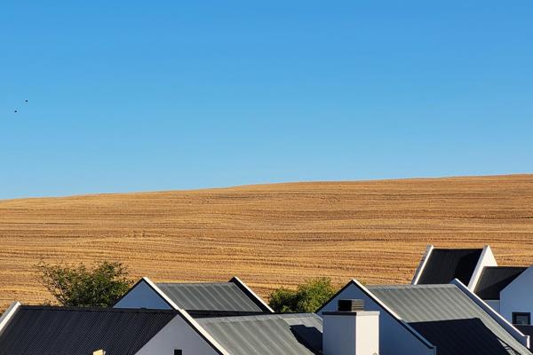 Imagine waking up every day to wide-open spaces, fresh country air, and stunning views. This 700 sqm plot in the peaceful Mount Royal ...