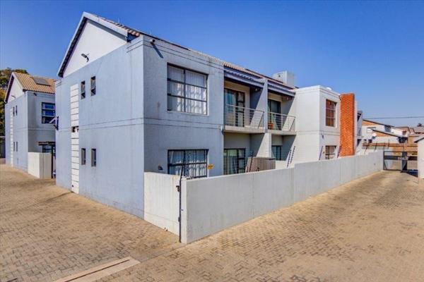 Upstairs unit with 2 tiled bedrooms with built-in cupboards, 2 modern tiled bathrooms (1 ...