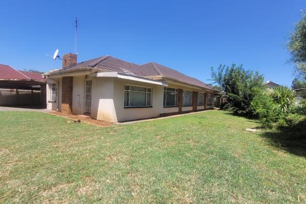 This delightful home boasts a nicely fitted melamine kitchen with blinds. The open-plan living areas, comprising a dining room, family ...