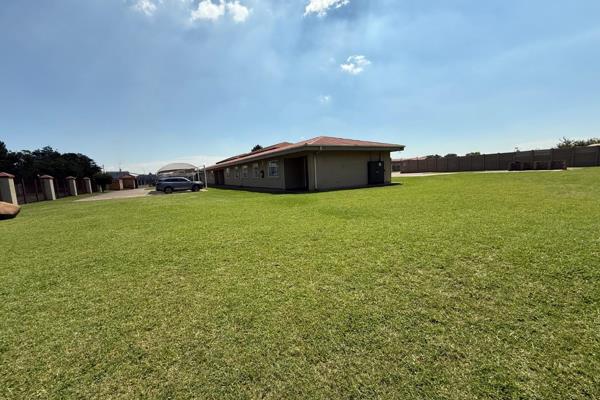 Neatly maintained 2 bedroom townhouse nestled away in the serene complex in Vanderbijlpark CW5. Ideal home, perfect for first time home ...