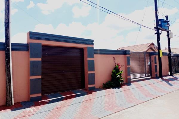 &quot;Stunning Family Home in Braamfisherville Ext 14!

Discover this beautiful home, perfect for you and your family!

Main House ...