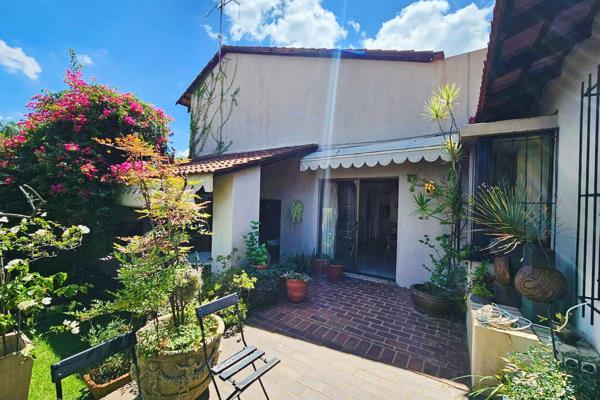 A delightful fixer-upper in a sought-after complex within walking distance to Sandton Shul, Chabad, Redhill School and all ...