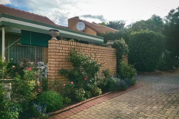 This Lovely property is situated in a well maintained and established Retirement Village in Equestria Pretoria East, close to a ...