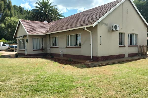 Well maintained Family home consists of:-
* Open Plan TV Room / Dining Room with Braai Room.
* Tiled Kitchen with built-in ...