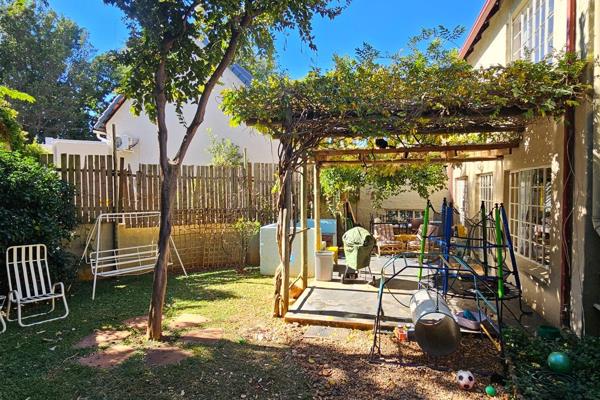 This cottage-like, double-storey panhandle duet is tucked away in a quiet street. The lovely, leafy pergola offers a tranquil spot to ...