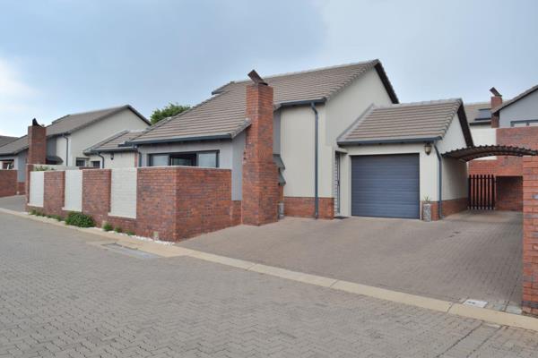 BEAUTIFUL TOWNHOUSE WITH UPGRADED MODERN WOW FACTORS FOR SALE IN AMBERFIELD VALLEY ESTATE, CENTURION

– 1st Floor : Main Bedroom, - ...