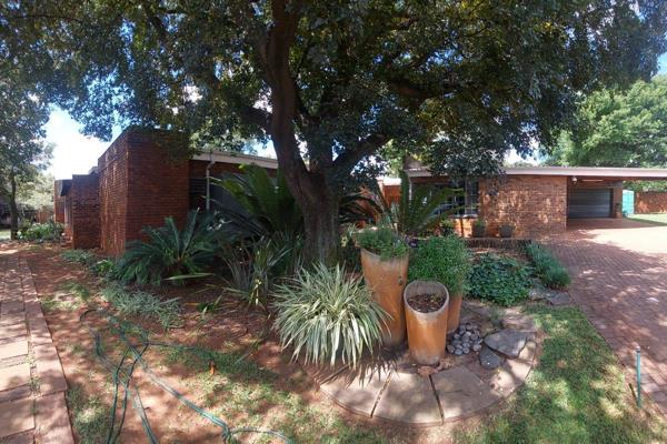 Versatile &amp; spacious full title property (over 500 m2 under roof) on big erf (1983 m2 ) + a one bedroom flatlet.  Ample parking ...