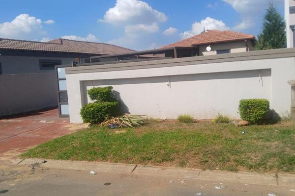 This beautiful property features:

3 spacious bedrooms with modern wardrobes
Double carport for convenient parking
Modern kitchen units ...