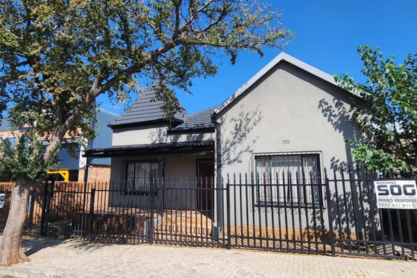 Ideal for entrepreneurs and business owners, this 490m&#178; property in the heart of Alberton North offers excellent exposure and ...