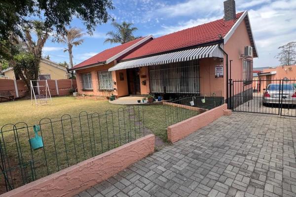 Charming family home with cottage &amp; triple garage in Discovery, Roodepoort  

This well-maintained 3-bedroom home is move-in ...