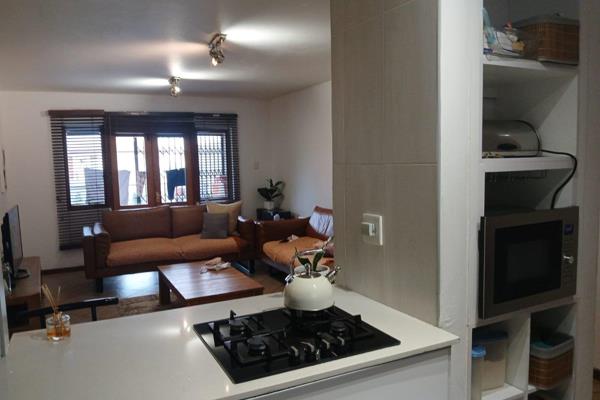 Spacious Downstairs townhouse offering you a spacious open plan kitchen with built-in ...