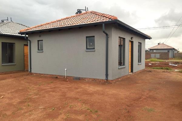 This beautiful 2 bedroom Tuscan roof  house is selling at an affordable price at Star Village in Protea Glen extn 43 
Its suitable for ...