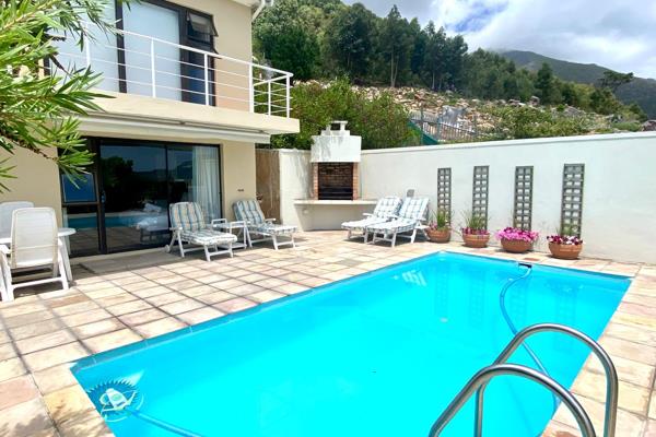 Nestled high amongst the mountains of Hout Bay with sunset views this apartment located ...