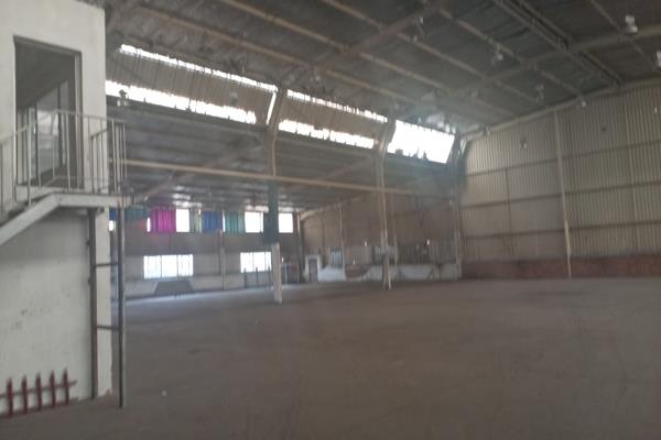 Exceptionally neat, stand alone property comprising of an open plan warehouse with a ...