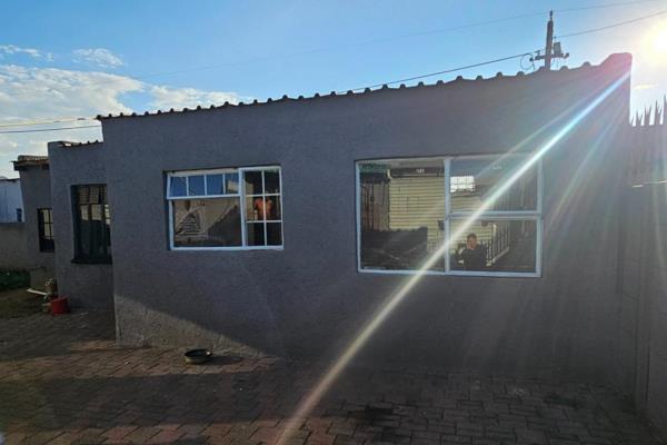 Spacious and Versatile 3-Bedroom Home with Large Cottage in Eldorado Park Ext 7  

This well-positioned family home offers ample ...