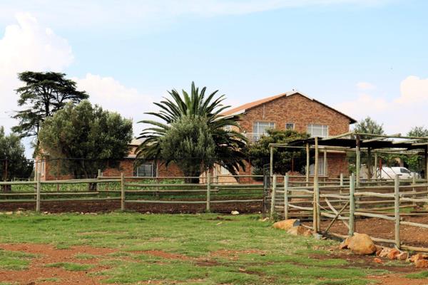 This farm is for sale as if is a running farm.  Situated at the foot of the Suikerbos Rand, Nature Reserve.  

Vegetables are being ...