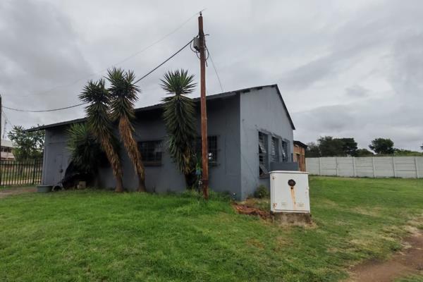 Situated on old Middelburg Road, not far from town.
80m&#178; Under roof, with toilet and 3 phase power. 
Door clearance of 3m.