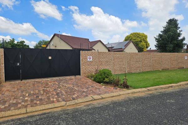 Very neat and well maintained house in Glen Marais.
The house has a separate closed off garden cottage.
The house is situated in a ...