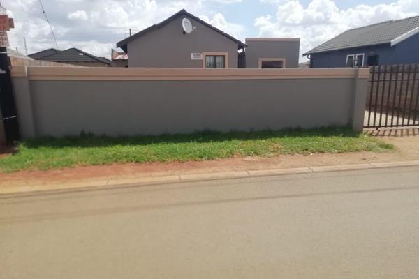 Beautiful 2 bedroom house with open plan fitted kitchen and lounge, bathroom, 3 outside rooms ( no ceiling and floor tiles), parking ...