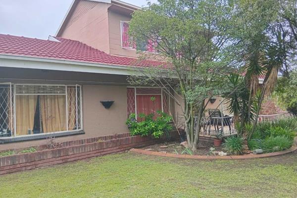 This house is available on 1st April
It offers:
Rent R10,000 inclusive of utilities.
3 Bedrooms, main en-suite and upstairs
2 Other ...