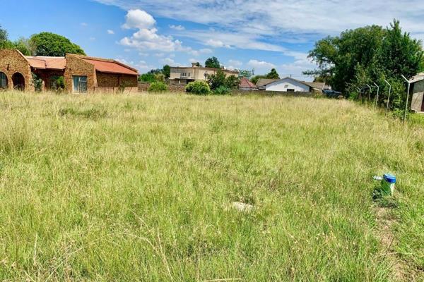 A bargain you cannot miss!!
This 1115m2 vacant plot is situated in a quiet neighborhood of Welgedacht close to schools, R29 and N12 ...