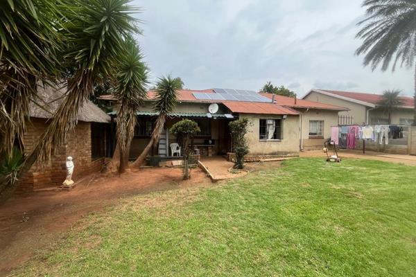 This corner stand property in the heart of Brenthurst offers the following 
-2 bedrooms with built in cupboards 
-3rd room that can be ...