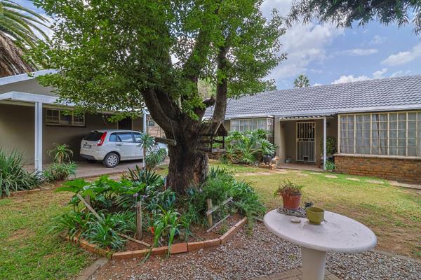 OWNER ASKING R1 290 000 - OFFERS FROM 1 099 000
This free standing home presents a ...