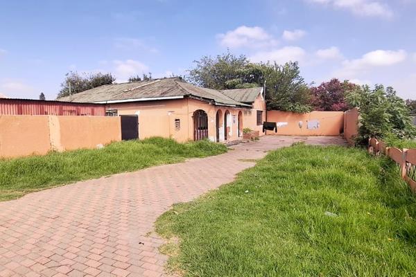 Discover the perfect investment opportunity with this expansive 1030 m&#178; Corner stand, ideal for both residential or commercial ...