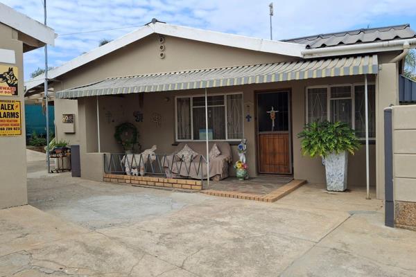 This lovely spacious home with 4 bedrooms is in Dalsig, Malmesbury. The flatlet at the ...