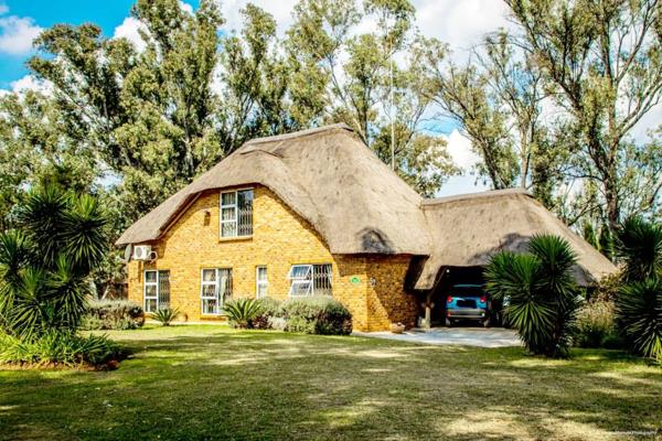 Discover the ultimate weekend escape in a secure estate on the serene Vaal River. This charming home, featuring three bedrooms, offers ...